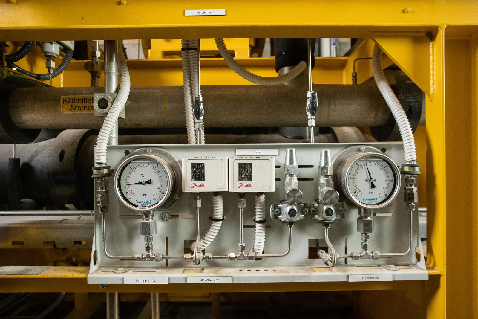 Manometer und Druckwächter an einer Kälteanlage, Nahaufnahme