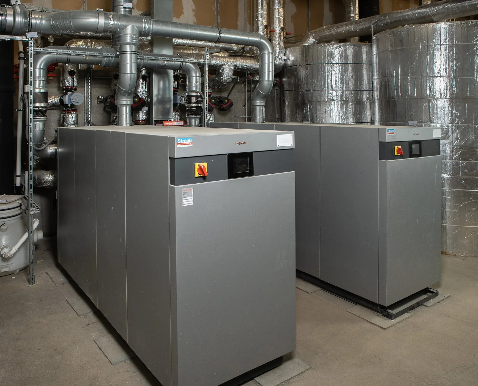 Zwei graue Hochtemperatur-Wärmepumpen im Technikraum