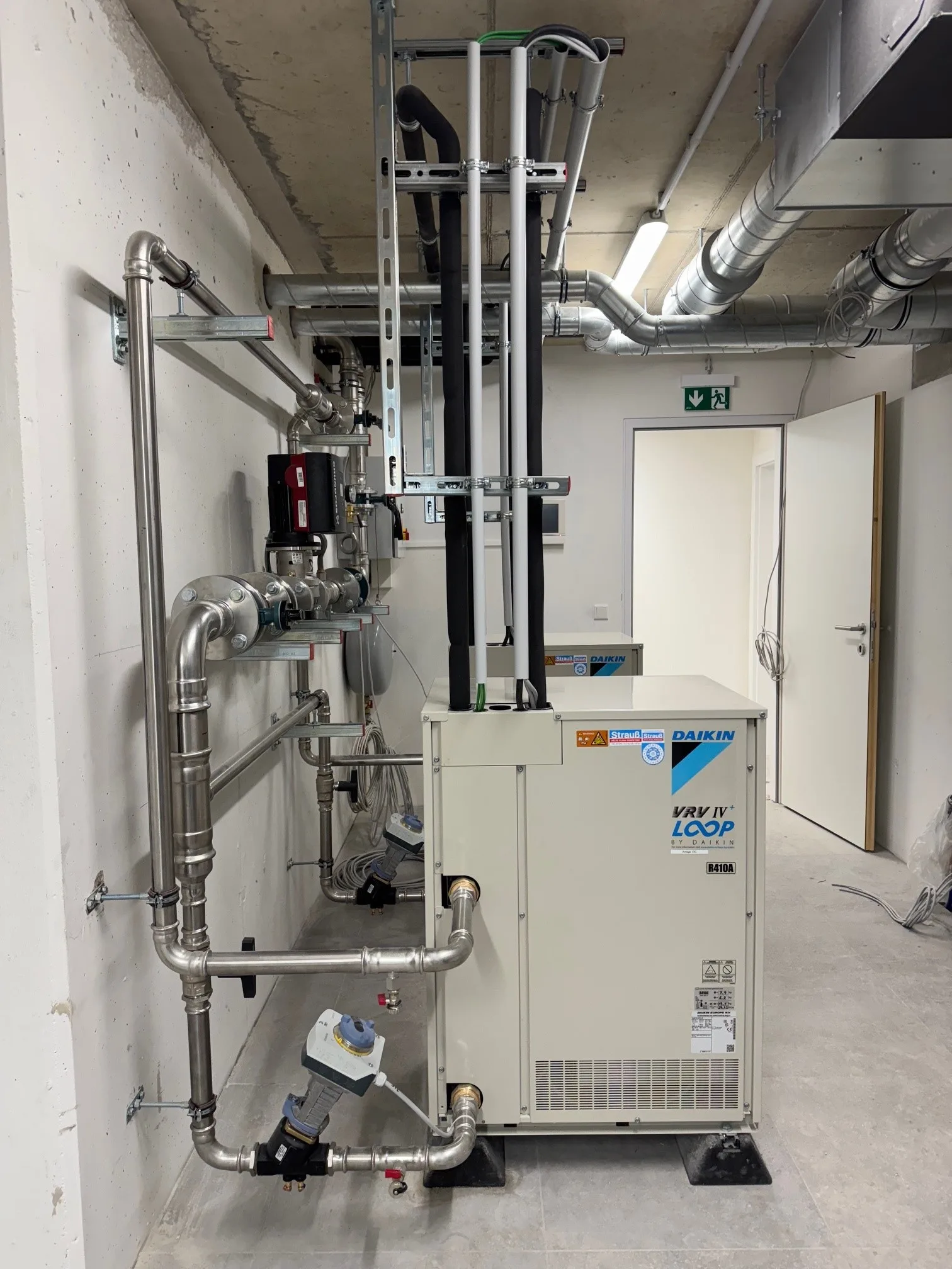 Daikin-Gerät mit Edelstahlverrohrung in einem frisch ausgebauten Technikraum
